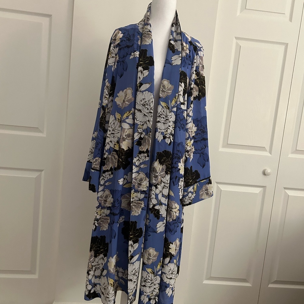Jennifer Lopez Blue and Black Floral Robe